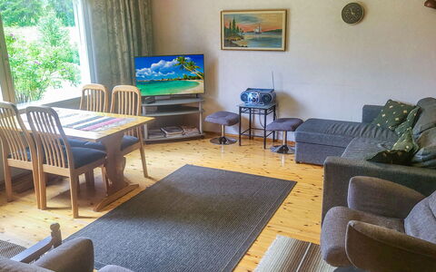 Ellilä: Meubilair, Flooring, Verdieping, Bankstel, Interieur Ontwerp, Woonkamer, Kamer, Appartement, Koffietafel