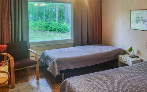 Ellilä: Verdieping, Flooring, Interieur Ontwerp, Slaapkamer, Bed, Laken, Bed Frame, Bedding, Hardwood, Beits