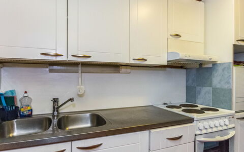 Iltarusko: Keuken, Toestel Van De Keuken, Countertop, Major Appliance, Gootsteen, Cabinetry, Hout, Wastafel, Interieur Ontwerp, Loodgieterswerkinrichting