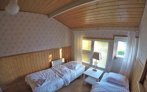 Pikku-Villa: Hout, Verdieping, Flooring, Slaapkamer, Interieur Ontwerp, Bed, Meubilair, Huis, Bed Frame, Beits