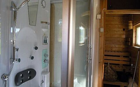 Pikku-Villa: Loodgieterswerkinrichting, Badkamer, Interieur Ontwerp, Wastafel In De Badkamer, Flooring, Loodgieter, Verdieping, Kraan, Wastafel, Spiegel