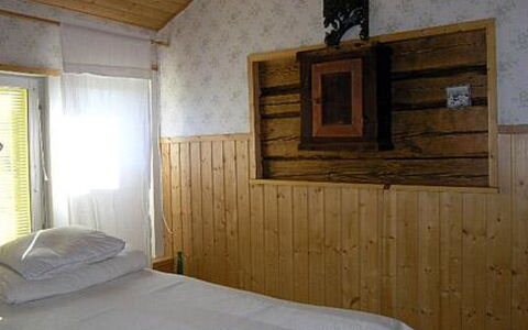 Pikku-Villa: Hout, Slaapkamer, Bed, Verdieping, Meubilair, Flooring, Interieur Ontwerp, Laken, Bedding, Kamer