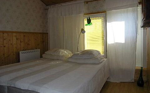 Pikku-Villa: Meubilair, Verdieping, Hout, Interieur Ontwerp, Flooring, Bed, Slaapkamer, Textiel, Plafond, Kamer
