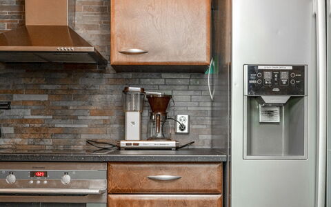 Villa Assi: Toestel Van De Keuken, Keuken, Major Appliance, Huishoudapparatuur, Cabinetry, Countertop, Hout, Koelkast, Flooring, Interieur Ontwerp