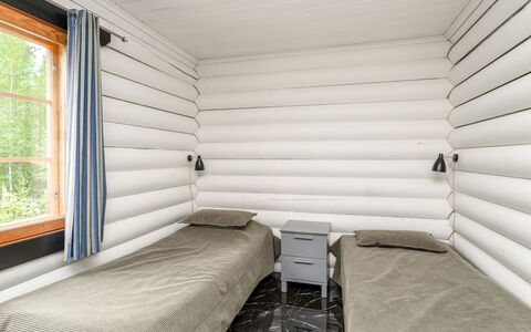 Villa Assi: Hout, Slaapkamer, Hardwood, Bed, Beits, Bed Frame, Plank, Laken, Bedding, Blokhut