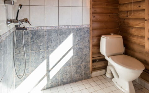 Kiimalammi: Flooring, Loodgieterswerkinrichting, Verdieping, Hout, Badkamer, Loodgieter, Interieur Ontwerp, Kraan, Kamer, Wastafel