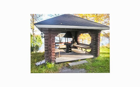 Karhunluola: Gras, Huis, Verblijf, Land Lot, Huis, Landgoed, Gazon, Siding, Boerderij, Veranda