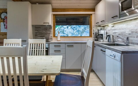 Vekurinveranta: Interieur Ontwerp, Keuken, Flooring, Hout, Plafond, Countertop, Meubilair, Verdieping, Kamer, Major Appliance