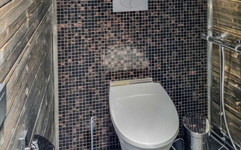 Minervahovi: Wc Bril, Toilet, Loodgieterswerkinrichting, Flooring, Badkamer, Verdieping, Tegel, Interieur Ontwerp, Loodgieter, Samengesteld Materiaal