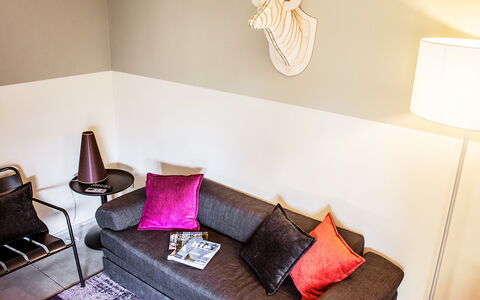 Deluxe: Eigendom, Wit, Licht, Comfort, Interieur Ontwerp, Hout, Verlichting, Verdieping, Woonkamer, Flooring