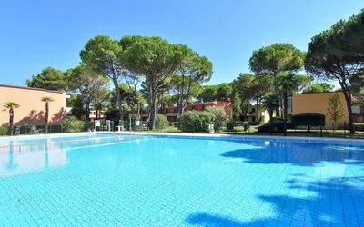 Bibione 380: Water, Lucht, Gebouw, Fabriek, Dag, Eigendom, Zwembad, Azure, Boom, Schaduw