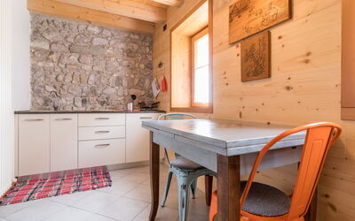 Albergo Diffuso - Cjasa Ustin 100.4: Eigendom, Kamer, Meubilair, Gebouw, Interieur Ontwerp, Tafel, Huis, Verdieping, Onroerend Goed, Keuken