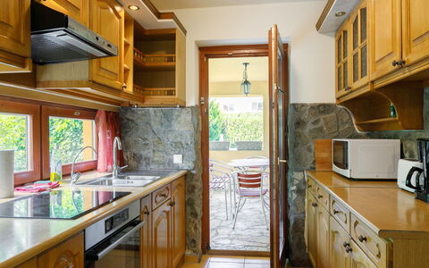 Albizia: Cabinetry, Gootsteen, Eigendom, Countertop, Wastafel, Toestel Van De Keuken, Hout, Keuken, Huishoudapparatuur, Fornuis