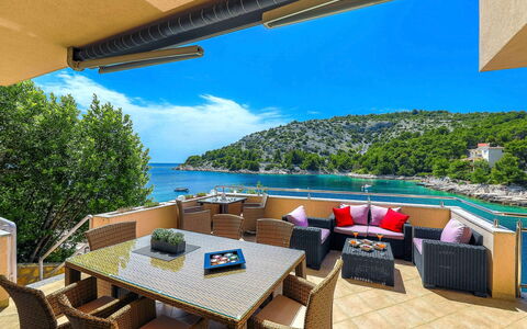 Villa Silvana: Lucht, Water, Tafel, Gebouw, Meubilair, Eigendom, Dag, Badplaats, Azure, Wolk
