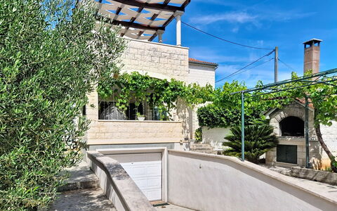Bila Vila: Muur, Schaduw, Beton, Balkon, Hacienda, Bloempot, Kamerplant, Daylighting, Binnenplaats