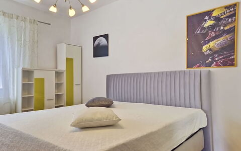 Bila Vila: Bed, Meubilair, Slaapkamer, Bedding, Laken, Interieur Ontwerp, Hout, Linens, Verdieping, Flooring