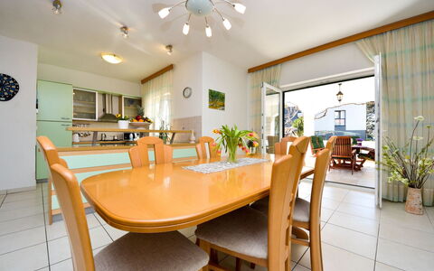 Bila Vila: Kamer, Eigendom, Eetkamer, Onroerend Goed, Meubilair, Interieur Ontwerp, Gebouw, Plafond, Tafel, Huis
