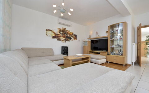 Bila Vila: Fotolijst, Bankstel, Meubilair, Hout, Woonkamer, Comfort, Verlichting, Gebouw, Interieur Ontwerp, Kamerplant