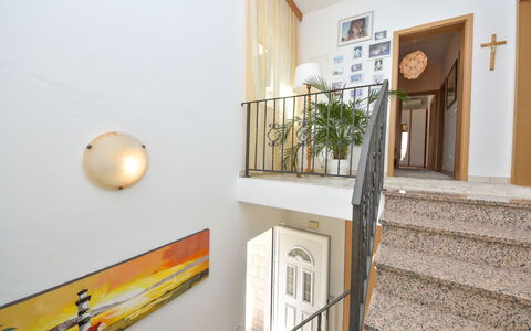 Bila Vila: Eigendom, Kamer, Huis, Onroerend Goed, Geel, Muur, Huis, Interieur Ontwerp, Verdieping, Gebouw