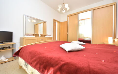 Bila Vila: Slaapkamer, Bed, Meubilair, Laken, Kamer, Eigendom, Matras, Bedding, Interieur Ontwerp, Verdieping