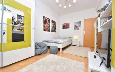 Bila Vila: Fotolijst, Eigendom, Meubilair, Azure, Comfort, Televisie, Verlichting, Interieur Ontwerp, Flooring, Woonkamer