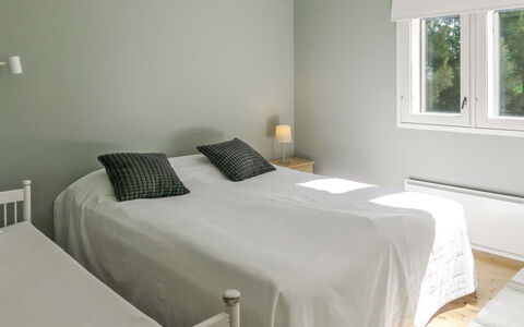 Suvela: Bed, Slaapkamer, Interieur Ontwerp, Bedding, Verdieping, Flooring, Laken, Hout, Linens, Meubilair