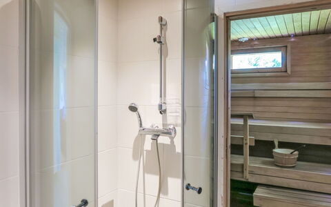 Suvela: Flooring, Hout, Badkamer, Loodgieterswerkinrichting, Interieur Ontwerp, Verdieping, Loodgieter, Plafond, Kraan, Kamer