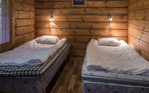 Tahkonbalju: Hout, Verdieping, Interieur Ontwerp, Flooring, Meubilair, Slaapkamer, Bed, Plafond, Laken, Kamer