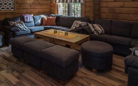 Tahkonbalju: Meubilair, Flooring, Hout, Interieur Ontwerp, Verdieping, Bankstel, Woonkamer, Houten Vloer, Kamer, Bruin