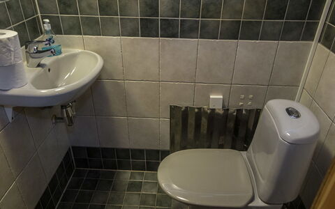 Tahkonbalju: Badkamer, Wc Bril, Loodgieterswerkinrichting, Flooring, Toilet, Verdieping, Interieur Ontwerp, Tegel, Wastafel In De Badkamer, Loodgieter