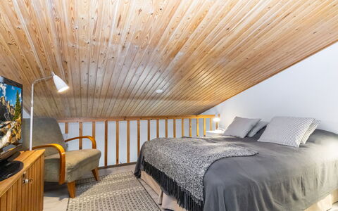 Kyllinilo: Interieur Ontwerp, Meubilair, Flooring, Bed, Verdieping, Slaapkamer, Hout, Plafond, Kamer, Bedding