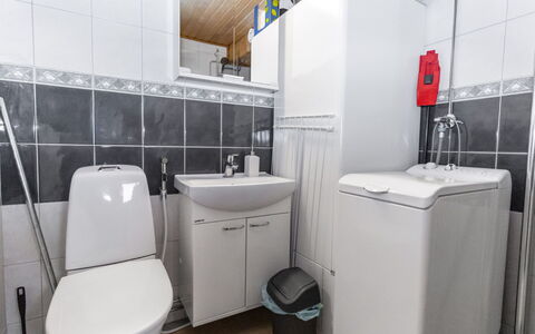 Kyllinilo: Loodgieterswerkinrichting, Wc Bril, Flooring, Wastafel, Verdieping, Toilet, Badkamer, Kraan, Interieur Ontwerp, Loodgieter