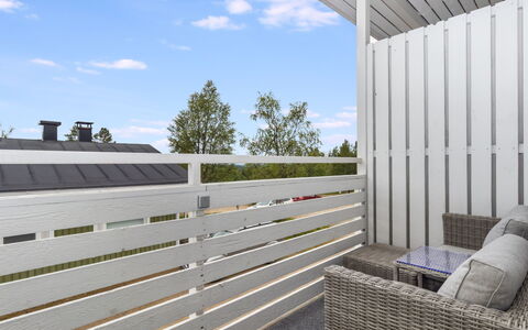 Kyllinilo: Samengesteld Materiaal, Appartement, Balkon, Dek, Siding, Leuning, Daylighting, Schaduw, Hardwood, Plank