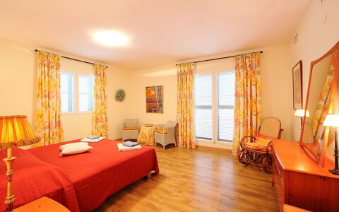 Villa Orquideas: Kamer, Meubilair, Eigendom, Interieur Ontwerp, Gebouw, Verdieping, Bed, Slaapkamer, Oranje, Geel