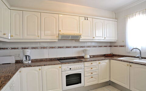 Montemar: Countertop, Kamer, Cabinetry, Eigendom, Meubilair, Keuken, Wastafel, Interieur Ontwerp, Tegel, Verdieping