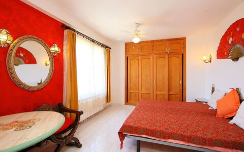 El Nido de Luisa: Slaapkamer, Kamer, Bed, Meubilair, Eigendom, Rood, Interieur Ontwerp, Bed Frame, Laken, Gebouw