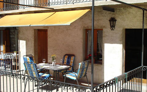 Vergeletto 100: Eigendom, Gebouw, Patio, Huis, Veranda, Schaduw, Luifel, Paraplu, Balkon, Huis