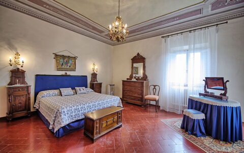 Villa Buonaparte: Slaapkamer, Kamer, Meubilair, Eigendom, Bed, Laken, Gebouw, Interieur Ontwerp, Bed Frame, Verdieping