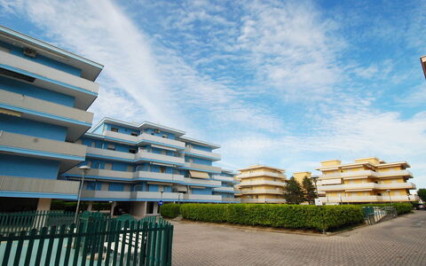 Valbella: Lucht, Architectuur, Dag, Woongebied, Wolk, Eigendom, Gebouw, Condominium, Gemengd Gebruik, Grootstedelijk Gebied