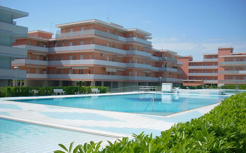 Valbella: Gebouw, Toevlucht, Eigendom, Zwembad, Architectuur, Onroerend Goed, Condominium, Appartement, Vakantie, Hotel