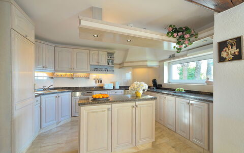 Vista Panorama: Kamer, Countertop, Eigendom, Keuken, Cabinetry, Meubilair, Gebouw, Interieur Ontwerp, Verdieping, Geel