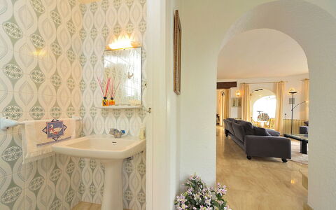 Vista Panorama: Eigendom, Kamer, Interieur Ontwerp, Badkamer, Gebouw, Verdieping, Muur, Tegel, Architectuur, Huis
