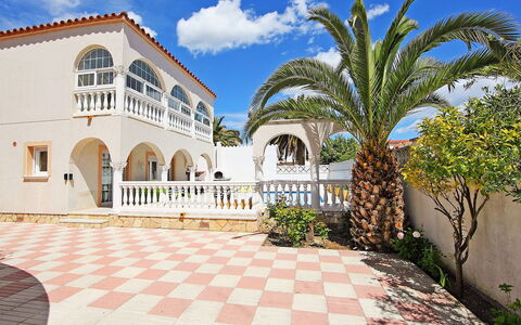 Requesens: Eigendom, Gebouw, Onroerend Goed, Huis, Huis, Landgoed, Hacienda, Palmboom, Architectuur, Herenhuis