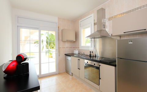 Requesens: Eigendom, Kamer, Meubilair, Keuken, Countertop, Gebouw, Interieur Ontwerp, Cabinetry, Verdieping, Geel