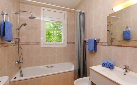 Requesens: Badkamer, Kamer, Eigendom, Muur, Interieur Ontwerp, Gebouw, Loodgieterswerkinrichting, Tegel, Kraan, Huis