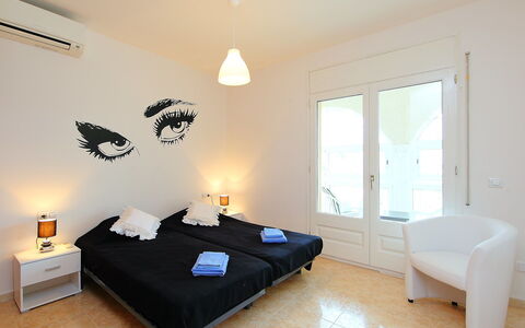 Requesens: Kamer, Slaapkamer, Eigendom, Meubilair, Interieur Ontwerp, Muur, Bed, Verdieping, Gebouw, Onroerend Goed