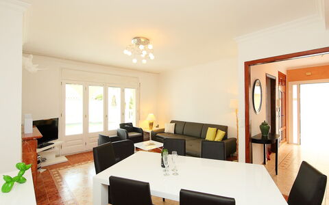 Requesens: Kamer, Eigendom, Interieur Ontwerp, Gebouw, Meubilair, Eetkamer, Plafond, Tafel, Onroerend Goed, Huis