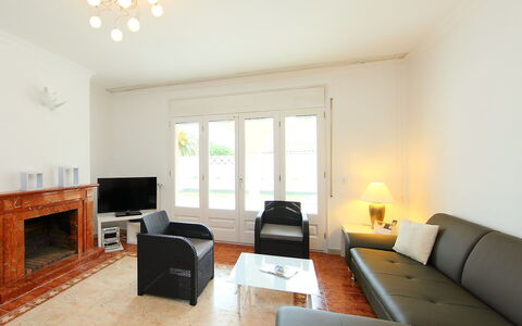 Requesens: Kamer, Eigendom, Woonkamer, Meubilair, Interieur Ontwerp, Gebouw, Verdieping, Huis, Tafel, Onroerend Goed