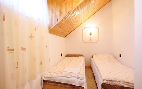 Daisy 2: Kamer, Bed, Eigendom, Slaapkamer, Meubilair, Interieur Ontwerp, Gebouw, Comfort, Huis, Verdieping