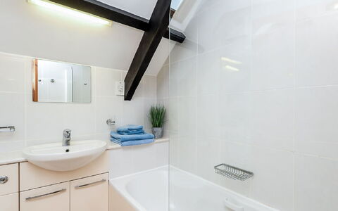 Thrift Cottage: Badkamer, Eigendom, Kamer, Kraan, Interieur Ontwerp, Huis, Plafond, Muur, Tegel, Onroerend Goed